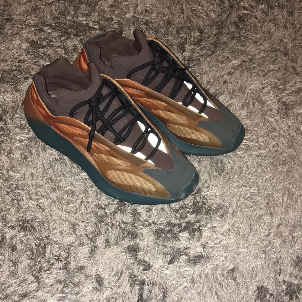 Adidas Yeezy 700 v3 copper fade